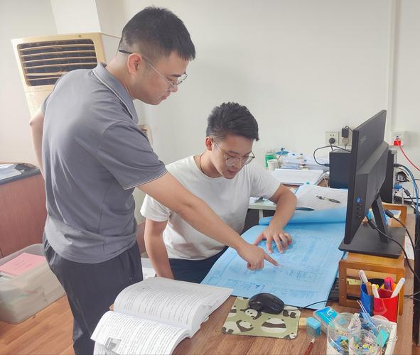 工作人员核对资料