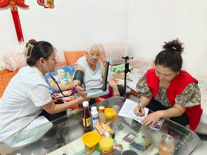 工作人员指导老人办理业务