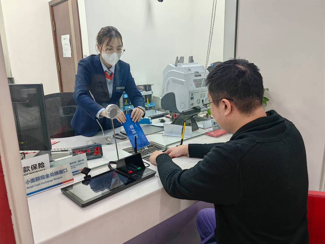 银行窗口服务人员办公